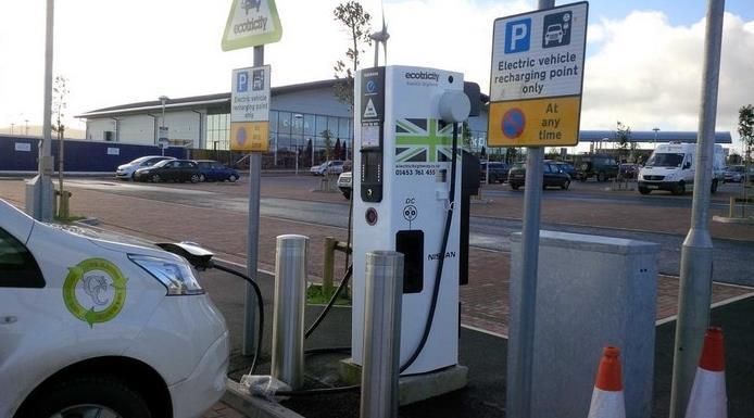 Grâce à Nissan, la compagnie de taxis C&C peut recharger ses véhicules électriques sur une borne rapide alimentée à l’électricité d’origine renouvelable