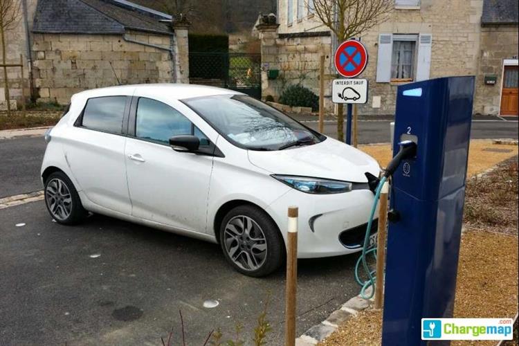 Une Renault ZOE branchée sur une borne de recharge installée à Ressons-le-Long (crédits : ChargeMap)