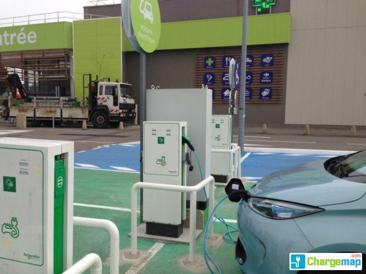 Une Renault ZOE branchée sur une borne de recharge installée sur le parking de l’enseigne Carrefour située à Limay (crédits : ChargeMap) 