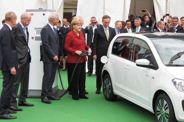 La chancelière Angela Merkel rechargeant une Volkswagen e-up! électrique sur une borne ABB