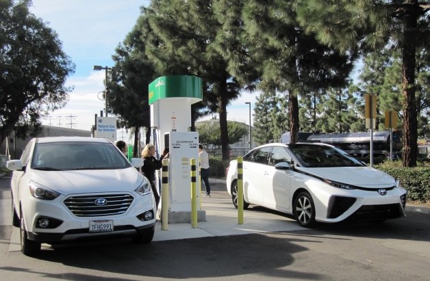La Californie va déployer 10 000 bornes de recharge rapide et 200 stations d'hydrogène