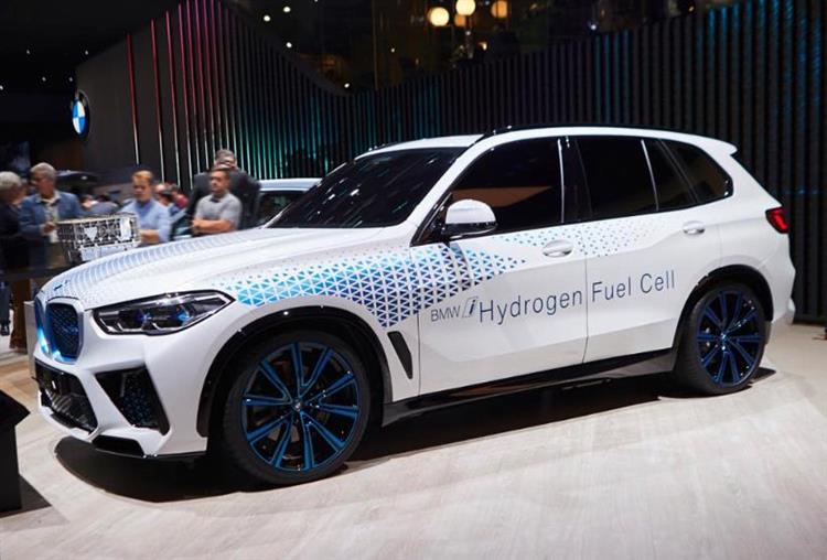 À Francfort, BMW présente un prototype à hydrogène basé sur le X5 dont la mise en production est programmée pour 2022
